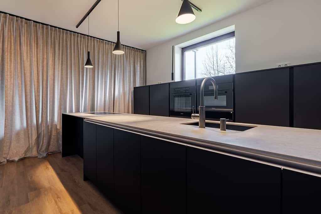 Schwarze Showküche mit Kochinsel bei Timbers.kitchen in Weiden