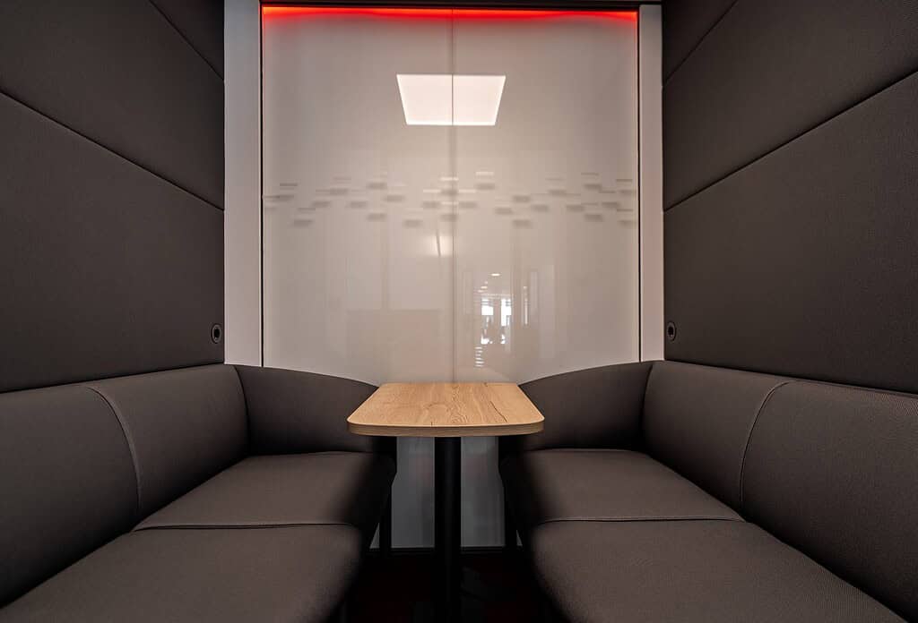 Sparkasse Nördliche Oberpfalz – SEDUS Raum-in-Raum-Cube im Großraumbüro