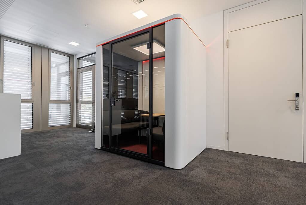 Sparkasse Nördliche Oberpfalz – SEDUS Raum-in-Raum-Cube im Großraumbüro