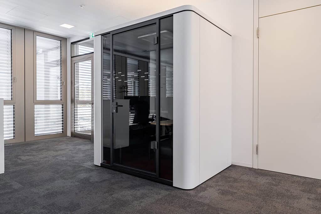 Sparkasse Nördliche Oberpfalz – SEDUS Raum-in-Raum-Cube im Großraumbüro