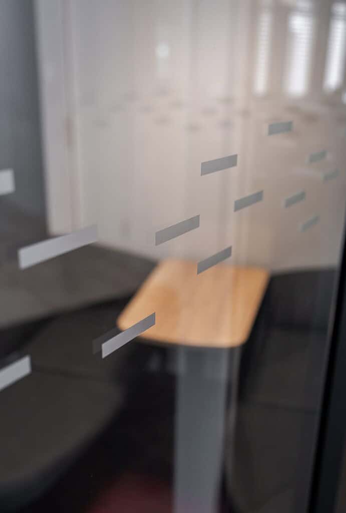 Sparkasse Nördliche Oberpfalz – SEDUS Raum-in-Raum-Cube im Großraumbüro