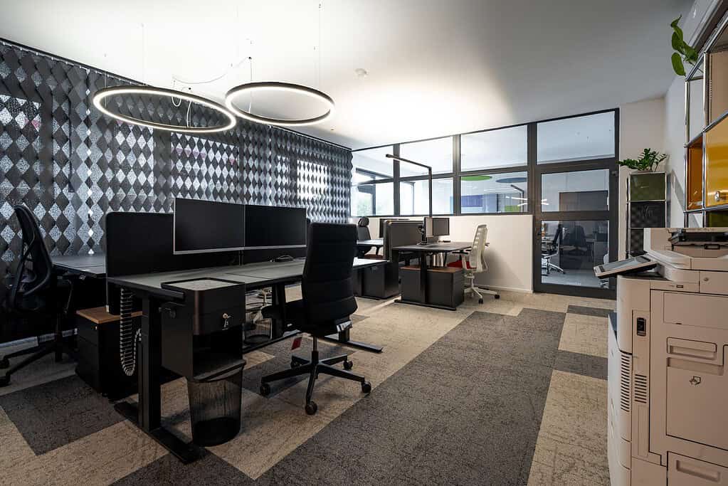 Arbeitsplätze mit Ringleuchten im Timbers Showroom