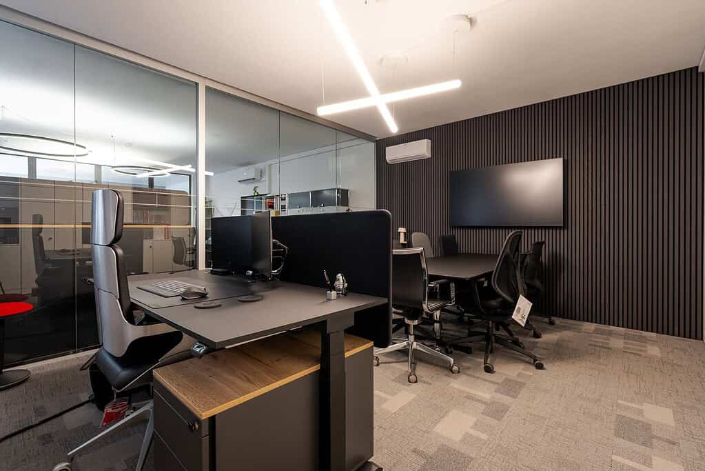 Einzelbüro mit Glastrennwand und Akustiklamellen