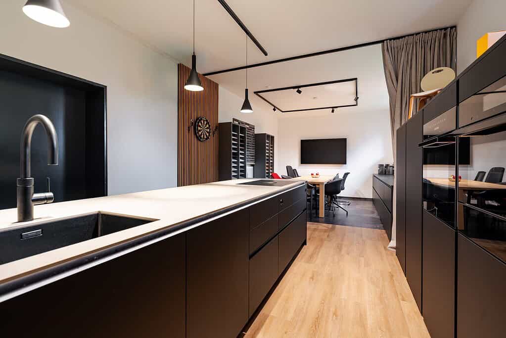 Schwarze Küchenzeile im Timbers.kitchen Showroom