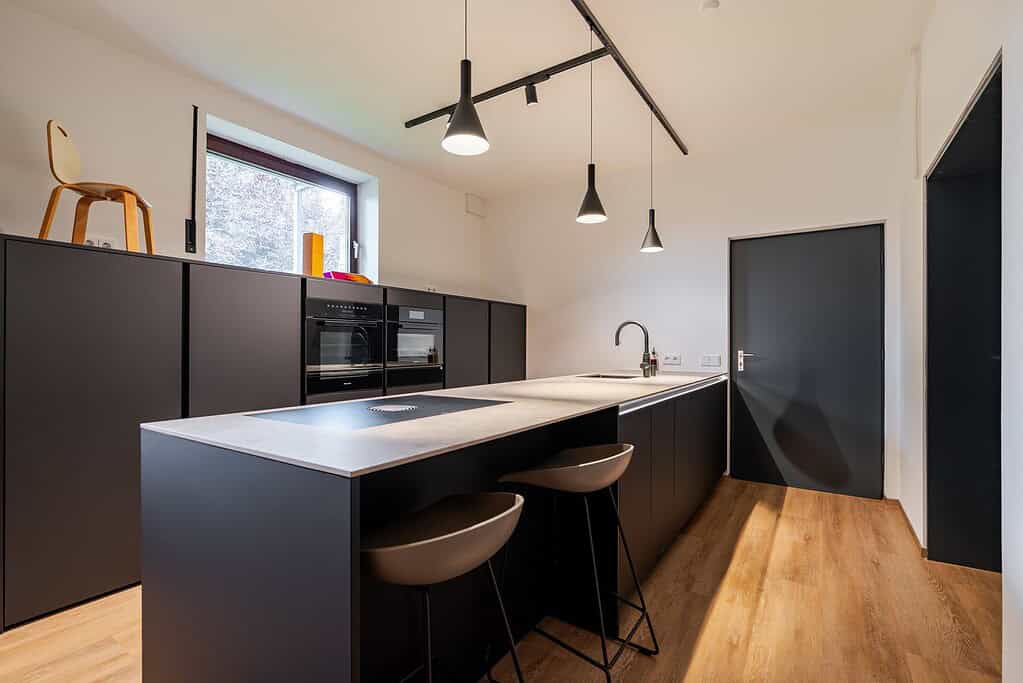 Schwarze Küche mit Kochinsel im Timbers Showroom