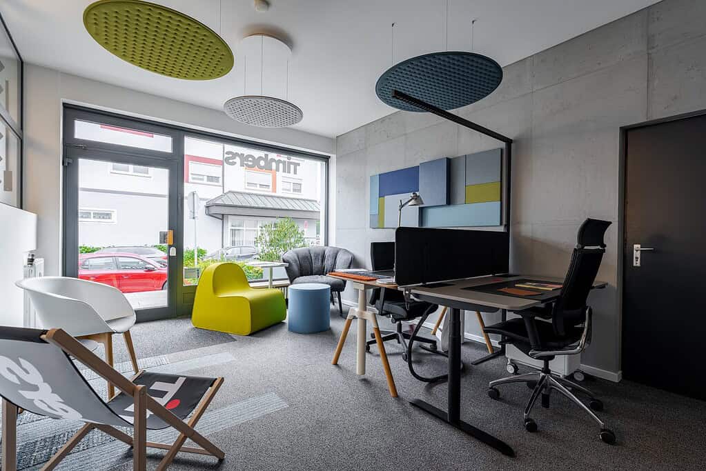 Lounge-Bereich mit Akustikleuchten im Showroom