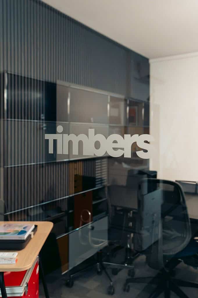 Glastür mit Timbers-Logo im Showroom