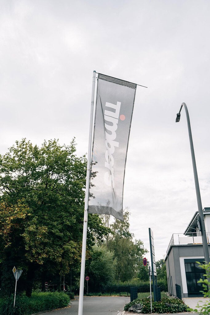 Timbers Fahne vor dem Firmengebäude in Weiden