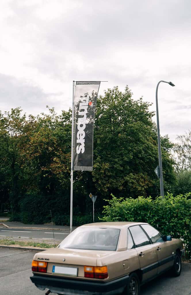 Timbers Fahne und Oldtimer vor dem Firmengebäude